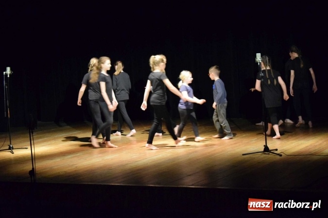 Zdjęcie w galerii na portalu naszraciborz.pl: Czwarta ściana zdominowała przegląd teatrów w Kuźni Raciborskiej  wiadomości z regionu