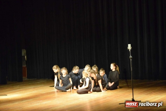 Zdjęcie w galerii na portalu naszraciborz.pl: Czwarta ściana zdominowała przegląd teatrów w Kuźni Raciborskiej  wiadomości z regionu