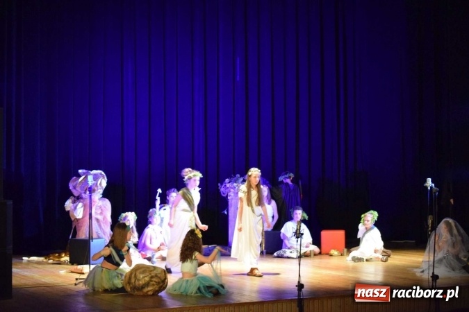 Zdjęcie w galerii na portalu naszraciborz.pl: Czwarta ściana zdominowała przegląd teatrów w Kuźni Raciborskiej  wiadomości z regionu