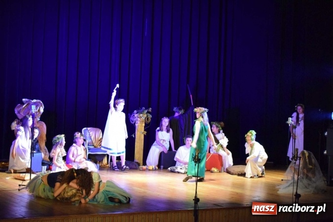 Zdjęcie w galerii na portalu naszraciborz.pl: Czwarta ściana zdominowała przegląd teatrów w Kuźni Raciborskiej  wiadomości z regionu