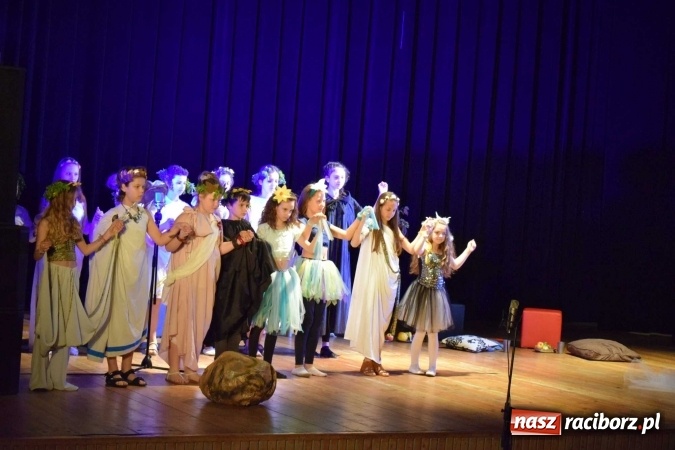 Zdjęcie w galerii na portalu naszraciborz.pl: Czwarta ściana zdominowała przegląd teatrów w Kuźni Raciborskiej  wiadomości z regionu