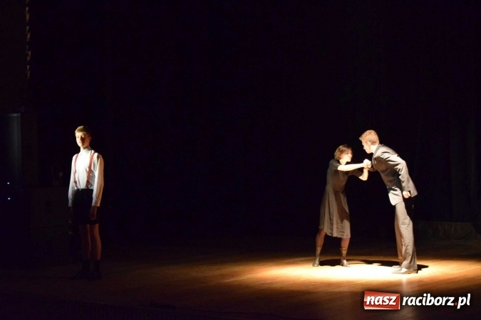 Zdjęcie w galerii na portalu naszraciborz.pl: Czwarta ściana zdominowała przegląd teatrów w Kuźni Raciborskiej  wiadomości z regionu