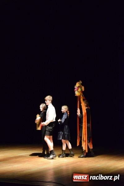 Zdjęcie w galerii na portalu naszraciborz.pl: Czwarta ściana zdominowała przegląd teatrów w Kuźni Raciborskiej  wiadomości z regionu