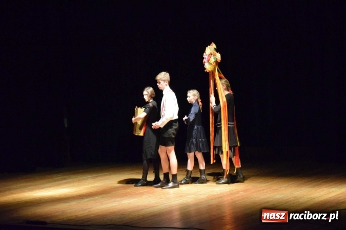 Zdjęcie w galerii na portalu naszraciborz.pl: Czwarta ściana zdominowała przegląd teatrów w Kuźni Raciborskiej  wiadomości z regionu