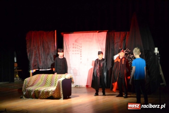 Zdjęcie w galerii na portalu naszraciborz.pl: Czwarta ściana zdominowała przegląd teatrów w Kuźni Raciborskiej  wiadomości z regionu