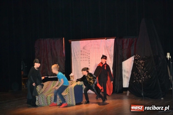 Zdjęcie w galerii na portalu naszraciborz.pl: Czwarta ściana zdominowała przegląd teatrów w Kuźni Raciborskiej  wiadomości z regionu