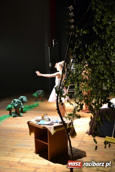 Zdjęcie w galerii na portalu naszraciborz.pl: Czwarta ściana zdominowała przegląd teatrów w Kuźni Raciborskiej  wiadomości z regionu