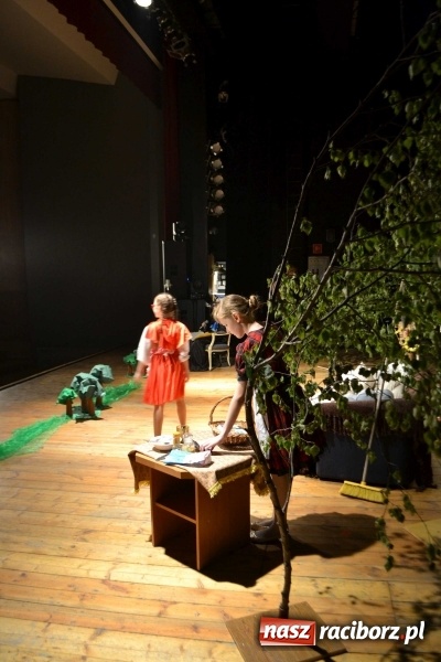 Zdjęcie w galerii na portalu naszraciborz.pl: Czwarta ściana zdominowała przegląd teatrów w Kuźni Raciborskiej  wiadomości z regionu