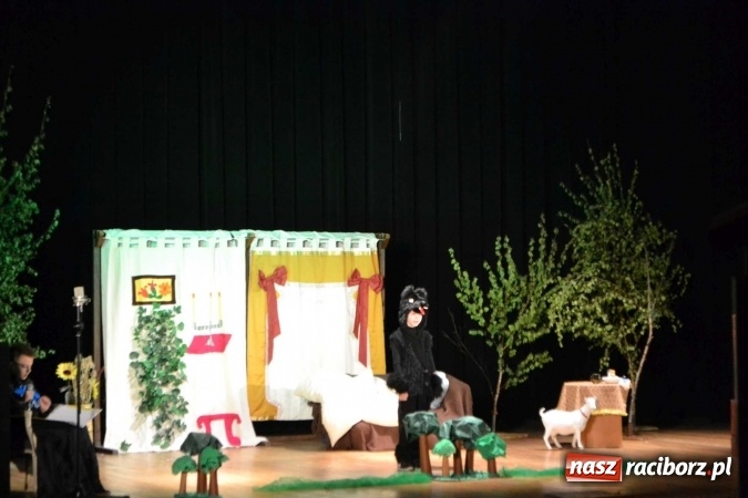 Zdjęcie w galerii na portalu naszraciborz.pl: Czwarta ściana zdominowała przegląd teatrów w Kuźni Raciborskiej  wiadomości z regionu