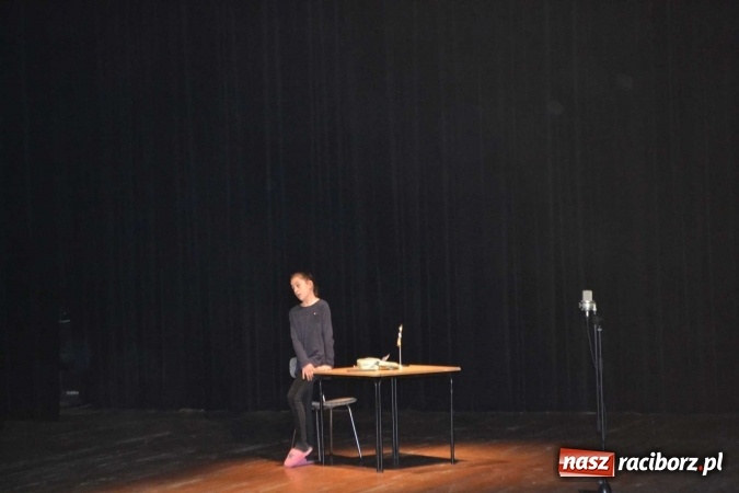 Zdjęcie w galerii na portalu naszraciborz.pl: Czwarta ściana zdominowała przegląd teatrów w Kuźni Raciborskiej  wiadomości z regionu