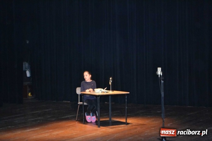 Zdjęcie w galerii na portalu naszraciborz.pl: Czwarta ściana zdominowała przegląd teatrów w Kuźni Raciborskiej  wiadomości z regionu