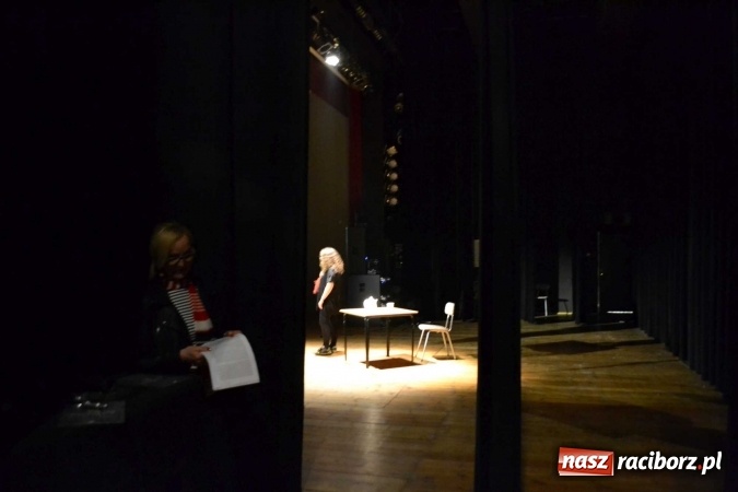 Zdjęcie w galerii na portalu naszraciborz.pl: Czwarta ściana zdominowała przegląd teatrów w Kuźni Raciborskiej  wiadomości z regionu