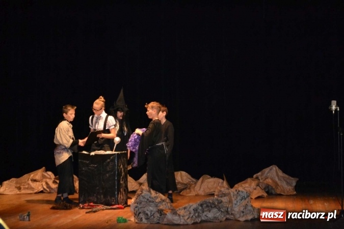 Zdjęcie w galerii na portalu naszraciborz.pl: Czwarta ściana zdominowała przegląd teatrów w Kuźni Raciborskiej  wiadomości z regionu