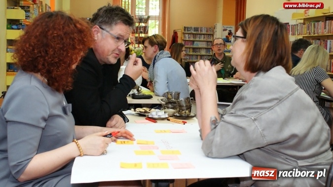 Zdjęcie w galerii na portalu naszraciborz.pl: Rozwijamy skrzydła Polski lokalnej – w bibliotece odbyła się debata lokalna wiadomości z regionu