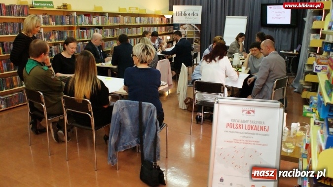 Zdjęcie w galerii na portalu naszraciborz.pl: Rozwijamy skrzydła Polski lokalnej – w bibliotece odbyła się debata lokalna wiadomości z regionu