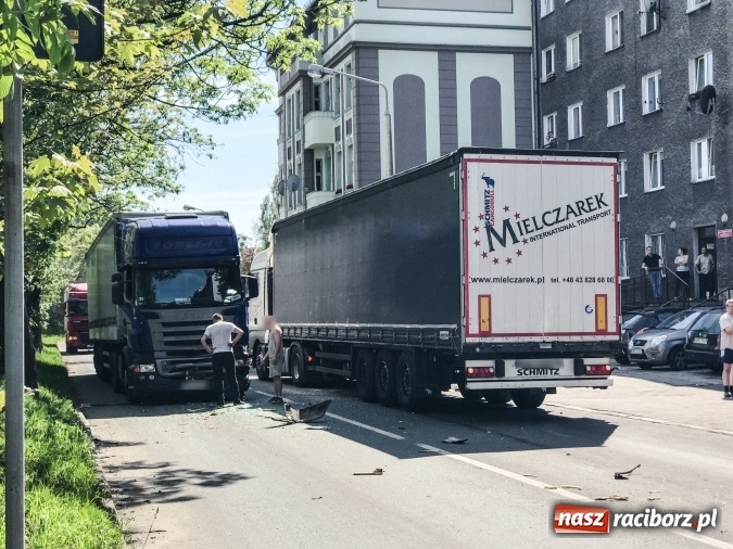 Zdjęcie w galerii na portalu naszraciborz.pl: Scania uderzyła w forda mondeo na Kolejowej. Cztery osoby odwieziono do szpitala wiadomości z regionu