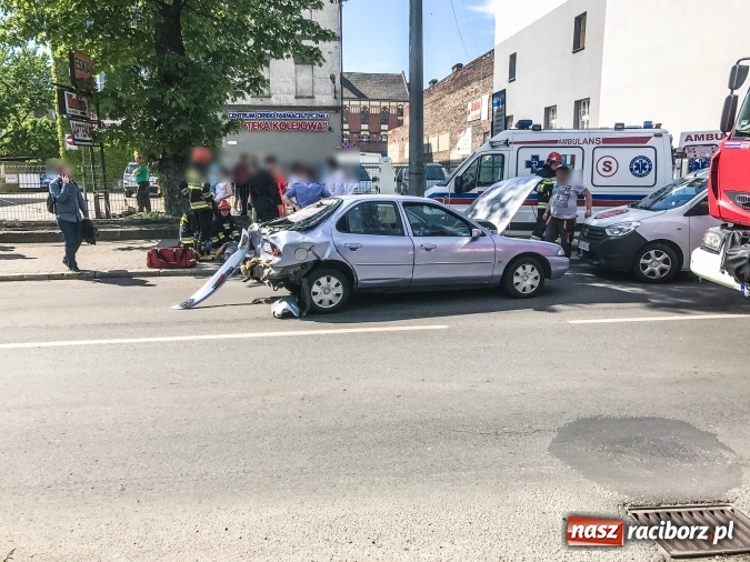 Zdjęcie w galerii na portalu naszraciborz.pl: Scania uderzyła w forda mondeo na Kolejowej. Cztery osoby odwieziono do szpitala wiadomości z regionu