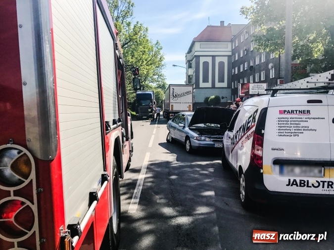 Zdjęcie w galerii na portalu naszraciborz.pl: Scania uderzyła w forda mondeo na Kolejowej. Cztery osoby odwieziono do szpitala wiadomości z regionu