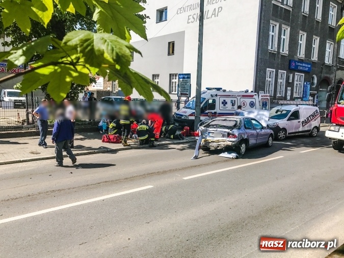 Zdjęcie w galerii na portalu naszraciborz.pl: Scania uderzyła w forda mondeo na Kolejowej. Cztery osoby odwieziono do szpitala wiadomości z regionu