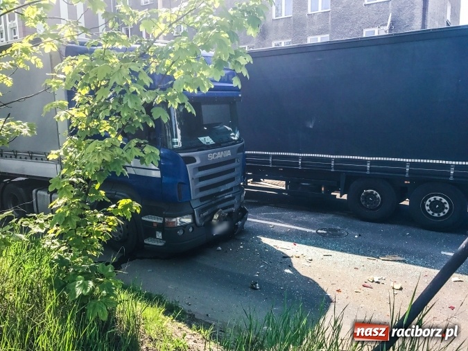 Zdjęcie w galerii na portalu naszraciborz.pl: Scania uderzyła w forda mondeo na Kolejowej. Cztery osoby odwieziono do szpitala wiadomości z regionu