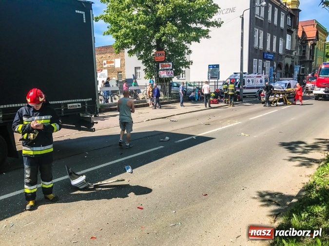 Zdjęcie w galerii na portalu naszraciborz.pl: Scania uderzyła w forda mondeo na Kolejowej. Cztery osoby odwieziono do szpitala wiadomości z regionu