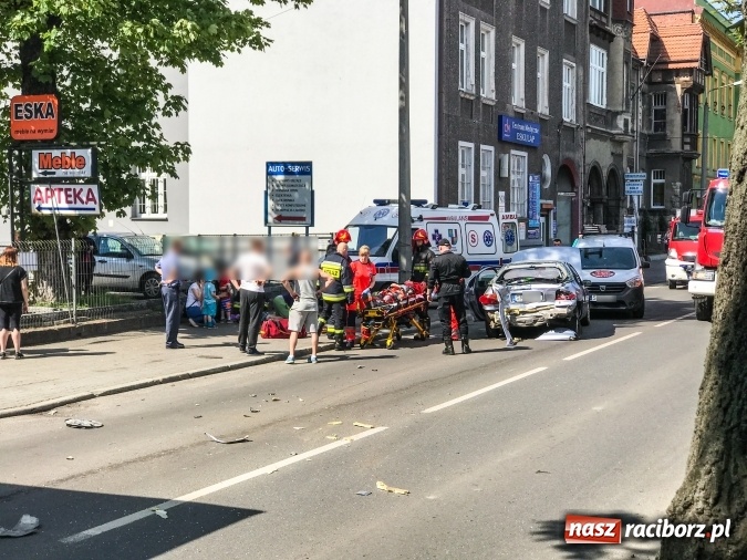 Zdjęcie w galerii na portalu naszraciborz.pl: Scania uderzyła w forda mondeo na Kolejowej. Cztery osoby odwieziono do szpitala wiadomości z regionu