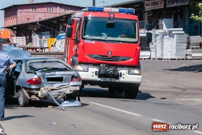 Zdjęcie w galerii na portalu naszraciborz.pl: Scania uderzyła w forda mondeo na Kolejowej. Cztery osoby odwieziono do szpitala wiadomości z regionu