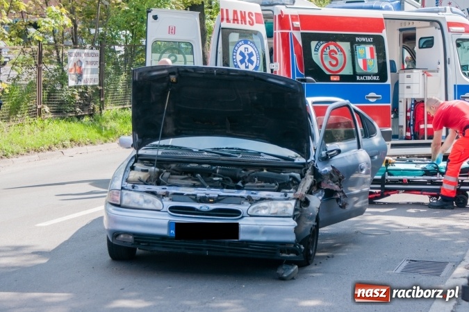 Zdjęcie w galerii na portalu naszraciborz.pl: Scania uderzyła w forda mondeo na Kolejowej. Cztery osoby odwieziono do szpitala wiadomości z regionu