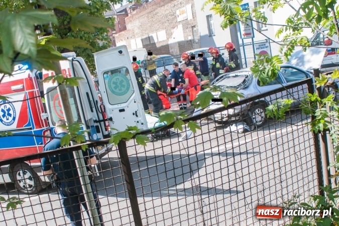 Zdjęcie w galerii na portalu naszraciborz.pl: Scania uderzyła w forda mondeo na Kolejowej. Cztery osoby odwieziono do szpitala wiadomości z regionu