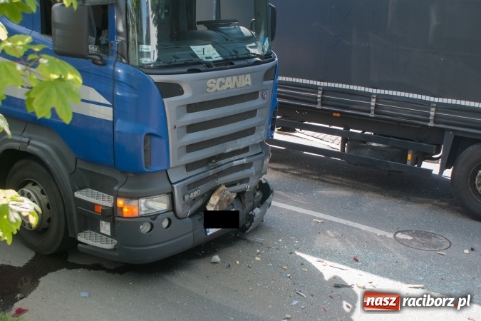 Zdjęcie w galerii na portalu naszraciborz.pl: Scania uderzyła w forda mondeo na Kolejowej. Cztery osoby odwieziono do szpitala wiadomości z regionu
