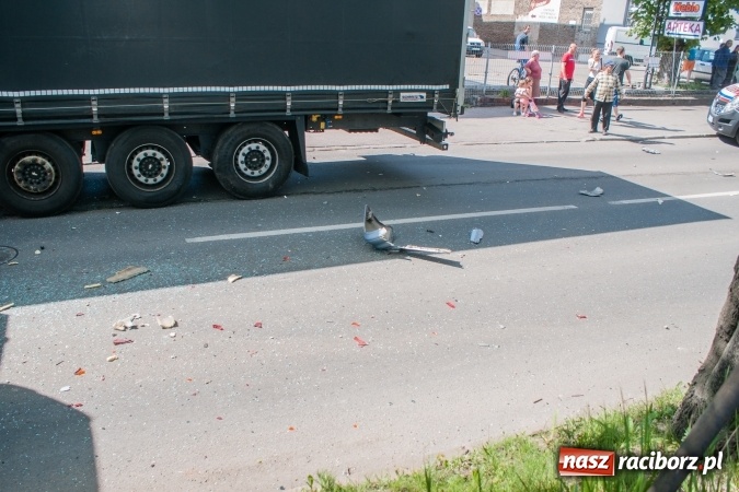 Zdjęcie w galerii na portalu naszraciborz.pl: Scania uderzyła w forda mondeo na Kolejowej. Cztery osoby odwieziono do szpitala wiadomości z regionu