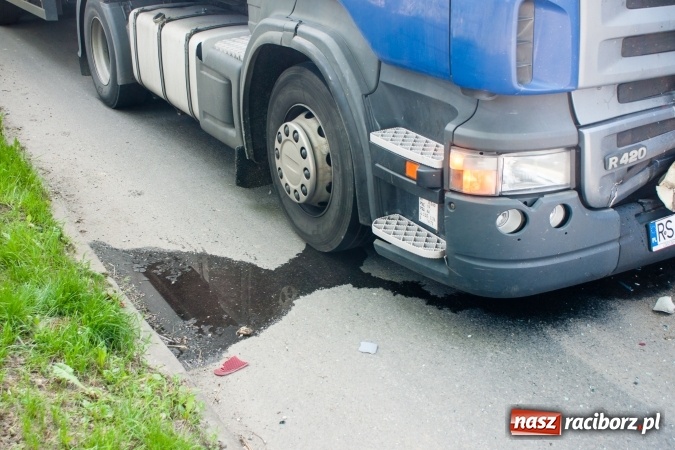 Zdjęcie w galerii na portalu naszraciborz.pl: Scania uderzyła w forda mondeo na Kolejowej. Cztery osoby odwieziono do szpitala wiadomości z regionu
