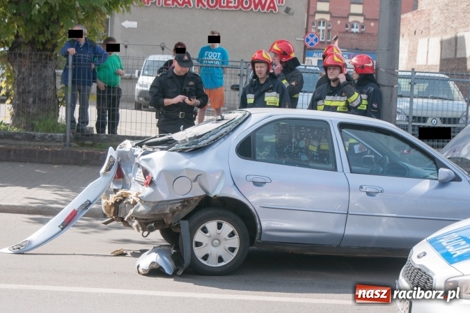 Zdjęcie w galerii na portalu naszraciborz.pl: Scania uderzyła w forda mondeo na Kolejowej. Cztery osoby odwieziono do szpitala wiadomości z regionu