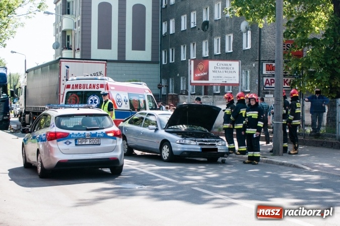 Zdjęcie w galerii na portalu naszraciborz.pl: Scania uderzyła w forda mondeo na Kolejowej. Cztery osoby odwieziono do szpitala wiadomości z regionu
