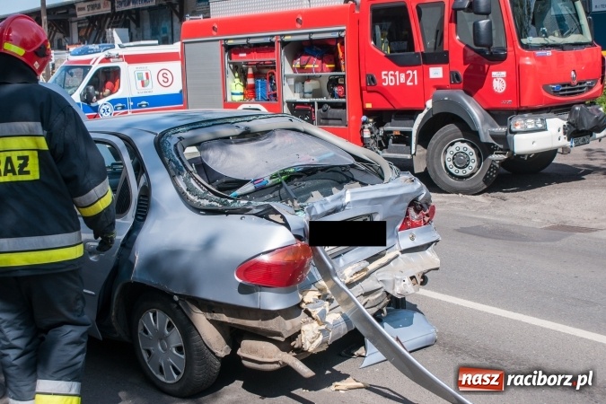 Zdjęcie w galerii na portalu naszraciborz.pl: Scania uderzyła w forda mondeo na Kolejowej. Cztery osoby odwieziono do szpitala wiadomości z regionu