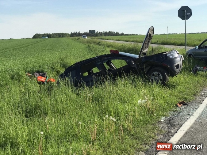 Zdjęcie w galerii na portalu naszraciborz.pl: Zderzenie dacii duster i toyoty yaris na drodze Krzyżanowice - Owsiszcze  wiadomości z regionu