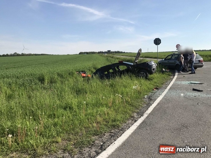 Zdjęcie w galerii na portalu naszraciborz.pl: Zderzenie dacii duster i toyoty yaris na drodze Krzyżanowice - Owsiszcze  wiadomości z regionu