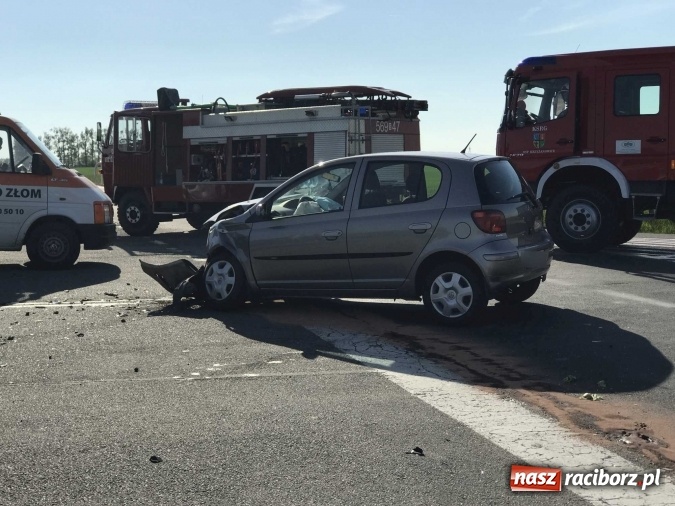 Zdjęcie w galerii na portalu naszraciborz.pl: Zderzenie dacii duster i toyoty yaris na drodze Krzyżanowice - Owsiszcze  wiadomości z regionu