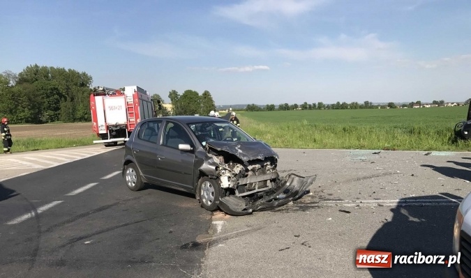Zdjęcie w galerii na portalu naszraciborz.pl: Zderzenie dacii duster i toyoty yaris na drodze Krzyżanowice - Owsiszcze  wiadomości z regionu