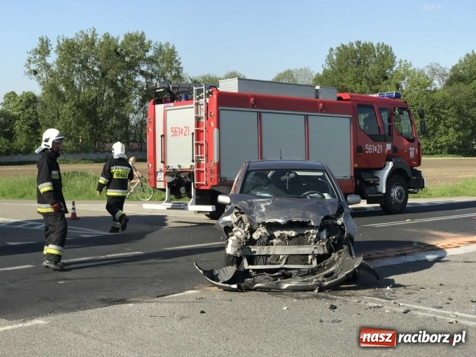 Zdjęcie w galerii na portalu naszraciborz.pl: Zderzenie dacii duster i toyoty yaris na drodze Krzyżanowice - Owsiszcze  wiadomości z regionu