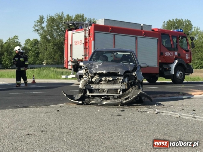 Zdjęcie w galerii na portalu naszraciborz.pl: Zderzenie dacii duster i toyoty yaris na drodze Krzyżanowice - Owsiszcze  wiadomości z regionu
