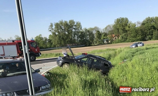 Zdjęcie w galerii na portalu naszraciborz.pl: Zderzenie dacii duster i toyoty yaris na drodze Krzyżanowice - Owsiszcze  wiadomości z regionu