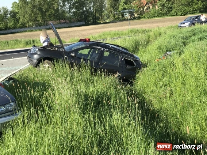 Zdjęcie w galerii na portalu naszraciborz.pl: Zderzenie dacii duster i toyoty yaris na drodze Krzyżanowice - Owsiszcze  wiadomości z regionu