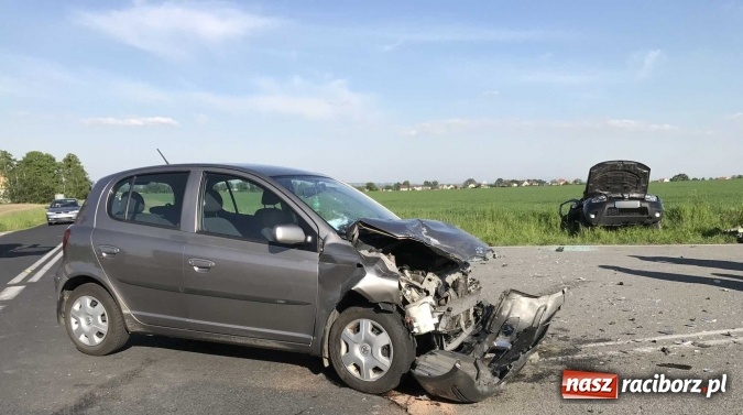 Zdjęcie w galerii na portalu naszraciborz.pl: Zderzenie dacii duster i toyoty yaris na drodze Krzyżanowice - Owsiszcze  wiadomości z regionu