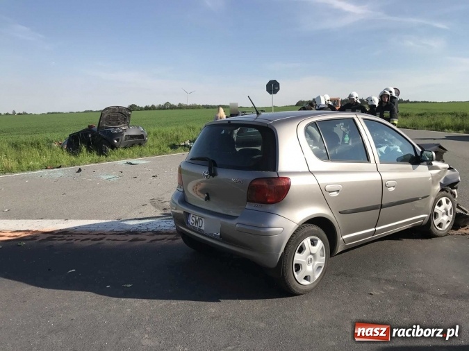 Zdjęcie w galerii na portalu naszraciborz.pl: Zderzenie dacii duster i toyoty yaris na drodze Krzyżanowice - Owsiszcze  wiadomości z regionu