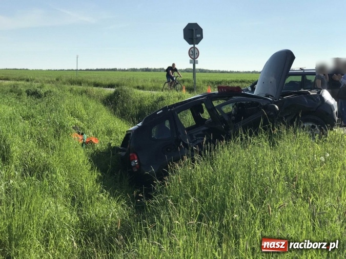 Zdjęcie w galerii na portalu naszraciborz.pl: Zderzenie dacii duster i toyoty yaris na drodze Krzyżanowice - Owsiszcze  wiadomości z regionu