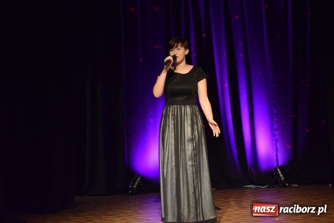 Zdjęcie w galerii na portalu naszraciborz.pl: Powiatowy Festiwal Twórczości Artystycznej - konkurs piosenki  wiadomości z regionu