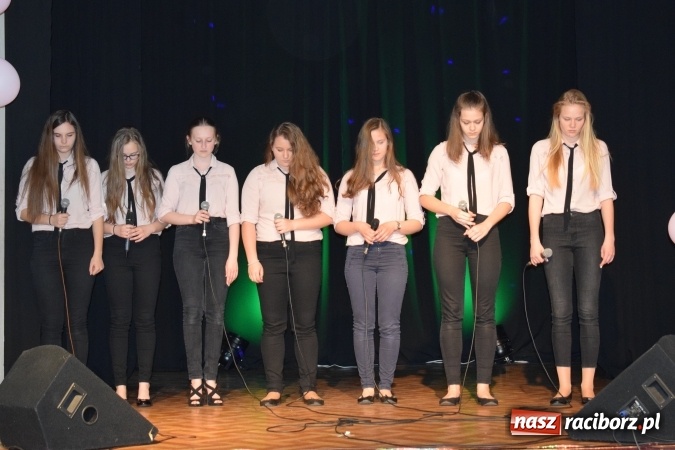 Zdjęcie w galerii na portalu naszraciborz.pl: Powiatowy Festiwal Twórczości Artystycznej - konkurs piosenki  wiadomości z regionu