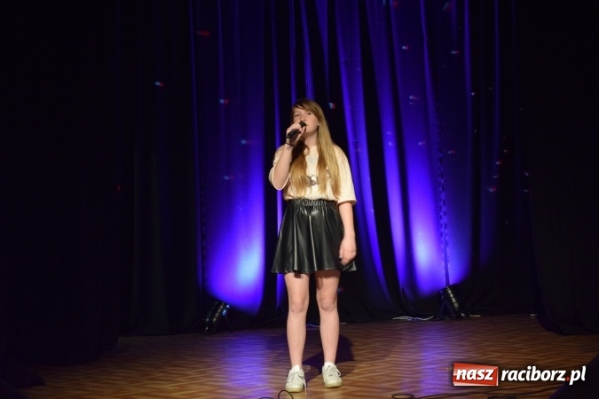 Zdjęcie w galerii na portalu naszraciborz.pl: Powiatowy Festiwal Twórczości Artystycznej - konkurs piosenki  wiadomości z regionu