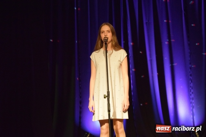 Zdjęcie w galerii na portalu naszraciborz.pl: Powiatowy Festiwal Twórczości Artystycznej - konkurs piosenki  wiadomości z regionu